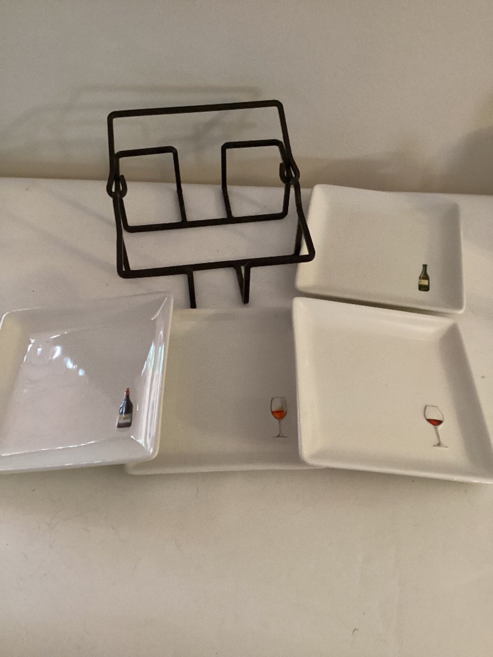 Set of 4 White Ceramic Appetizer Plates with Wine Design and Metal Rack